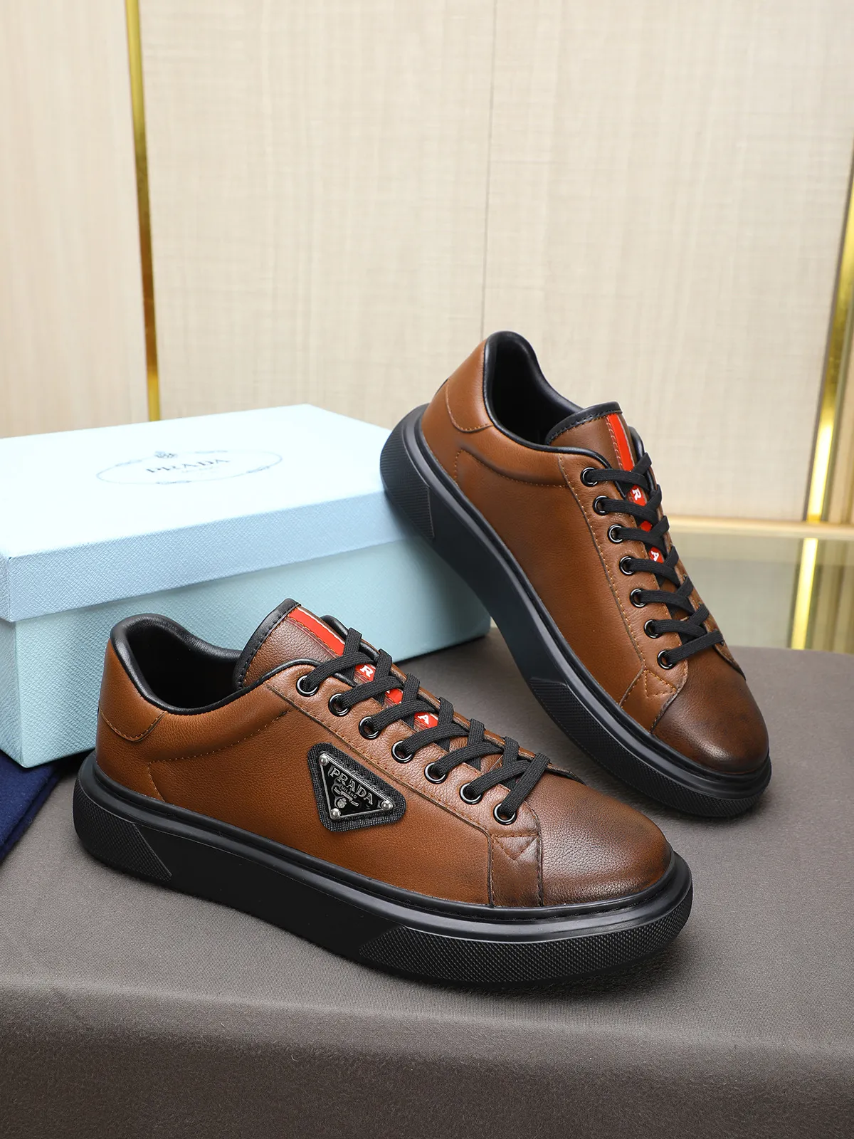 Men's shoes 💰460 Prada/Prada Men's new casual shoes, this upper is made of imported calfskin + sheep lining! The outside is decorated with the P family's classic metal triangle enamel logo, and the outsole is made of non-slip sports foam ultra-light outsole, which feels good on the feet and is a fashionable and fashionable item!  Size: 38-44 (45 customized)
